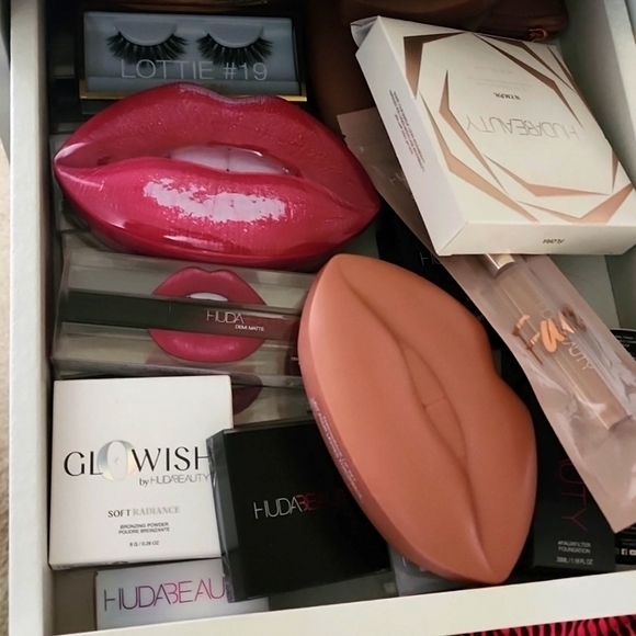 Makeup mystery bundle Retail 320- 350 - Picture 4 of 13